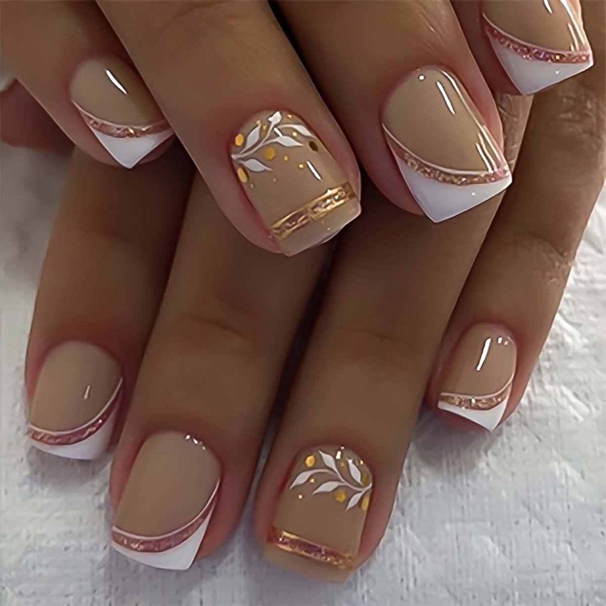 ショートスクエアフェイクネイル ゴールデンホワイトフラワー  - Embroidery Embellishments のレビューと価格